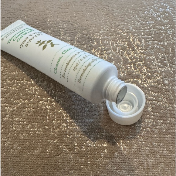 lavido THERA INTENSIVE OIL CONTROL
CLARIFYING GEL WASH
Replenish/Nourish/Protect - Picture 3 of 6